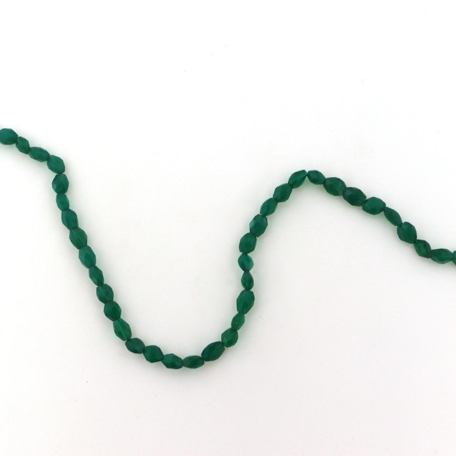Find Smykkestensperler, string, grøn agat nugget facetteret, 45 cm/4,5 x 6 mm hos Beadhouse of Copenhagen i dag, med en altid hurtig levering!