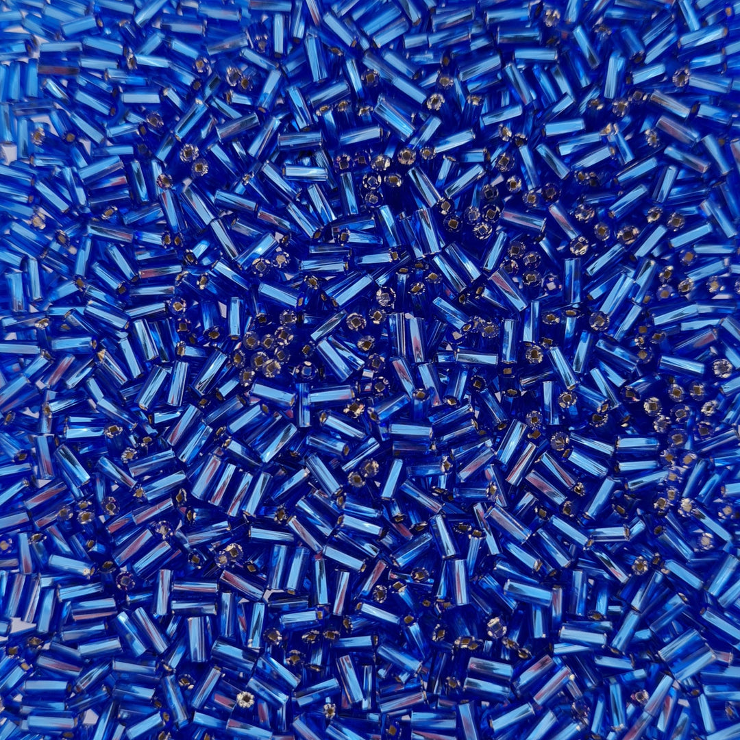 Find Blå glasperler, preciosa cut bugles, twisted silverlined blue, 4,6 mm hos Beadhouse of Copenhagen i dag, med en altid hurtig levering!