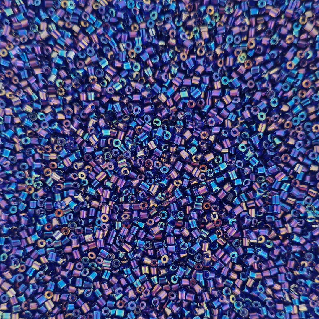 Find Blå glasperler, rørperler, metallic blue, 1,6 x 1,6 mm hos Beadhouse of Copenhagen i dag, med en altid hurtig levering!