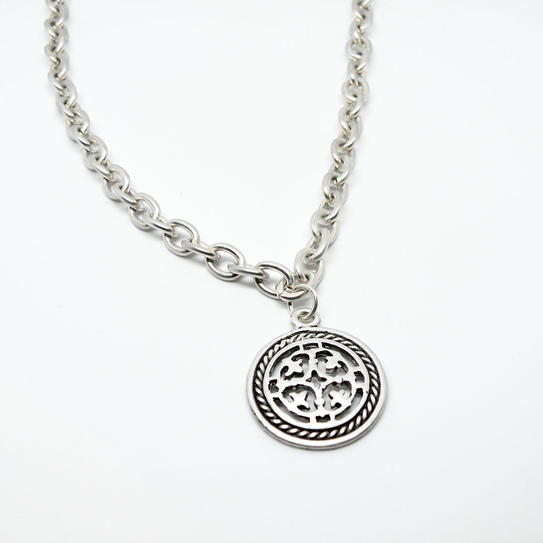 Find Halskæde, rund anker kæde med rundt vedhæng, forsølvet messing, 47 cm/24 mm hos Beadhouse of Copenhagen i dag, med en altid hurtig levering!