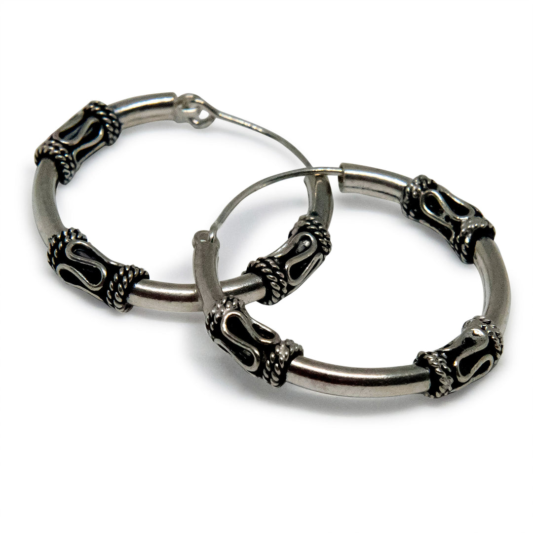 Find Øreringe, hoops med tre bølger og snoede viklinger, sterlingsølv, 27 x 2,5 mm hos Beadhouse of Copenhagen i dag, med en altid hurtig levering!