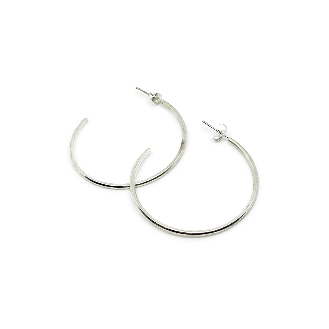 Find Øreringe, ørestikkere hoops, forsølvet messing, 40 x 2 mm hos Beadhouse of Copenhagen i dag, med en altid hurtig levering!