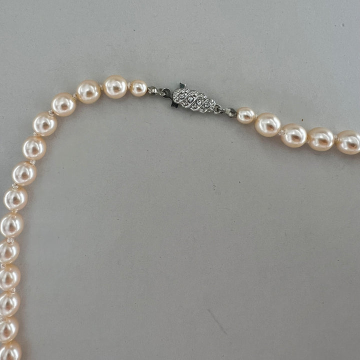 Find Halskæde, beige voksperler, forsølvet messing hos Beadhouse of Copenhagen i dag, med en altid hurtig levering!