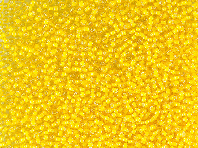 Finden Sie gelbe Glasperlen, Preciosa, weißliniertes Transp. gelber Bernstein, Großeinkauf aus unserer großen Auswahl Preciosa Seed Beads bei Beadhouse von Kopenhagen heute. Denken Sie daran, dass der Versand ab 400 DKK kostenlos ist