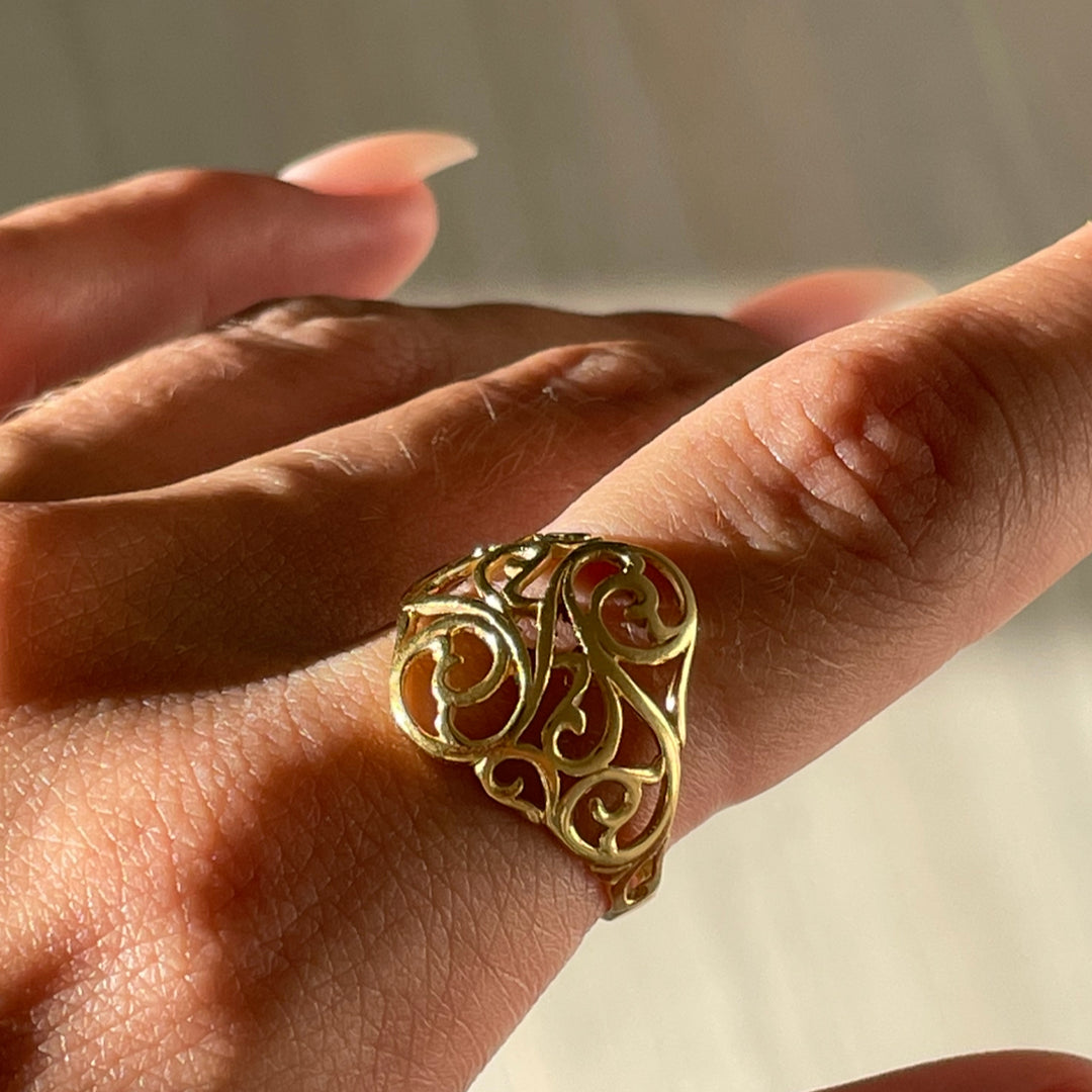 Find Fingerring, bred konkav med snirkler, forgyldt sterlingsølv hos Beadhouse of Copenhagen i dag, med en altid hurtig levering!