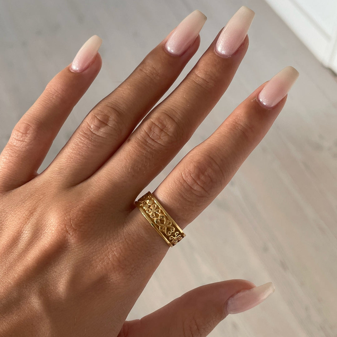 Find Fingerring, etnisk relief, forgyldt sterlingsølv hos Beadhouse of Copenhagen i dag, med en altid hurtig levering!