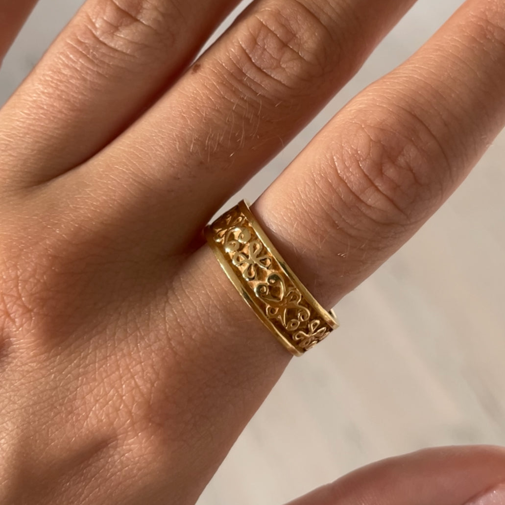 Find Fingerring, etnisk relief, forgyldt sterlingsølv hos Beadhouse of Copenhagen i dag, med en altid hurtig levering!