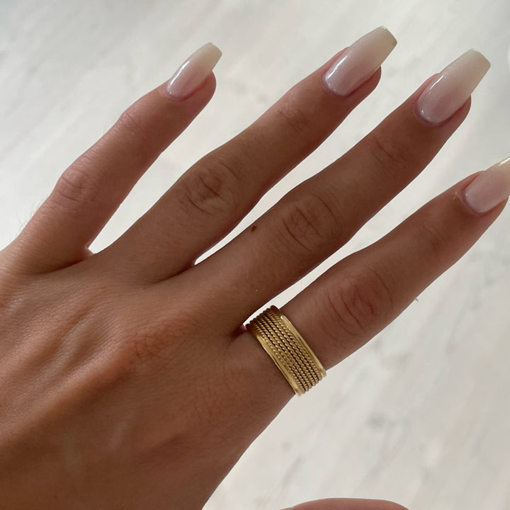 Find Fingerring, bred med snoninger ii, forgyldt sterlingsølv hos Beadhouse of Copenhagen i dag, med en altid hurtig levering!