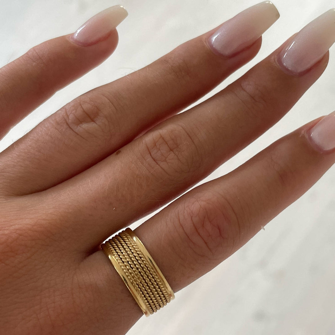 Find Fingerring, bred med snoninger ii, forgyldt sterlingsølv hos Beadhouse of Copenhagen i dag, med en altid hurtig levering!
