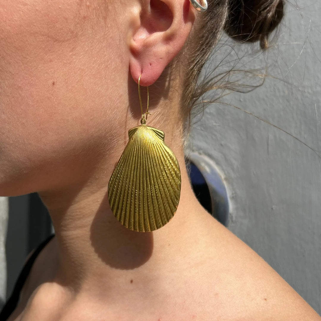 Øreringe, ørebøjle med musling, forgyldt messing, 85x40mm Beadhouse of Copenhagen