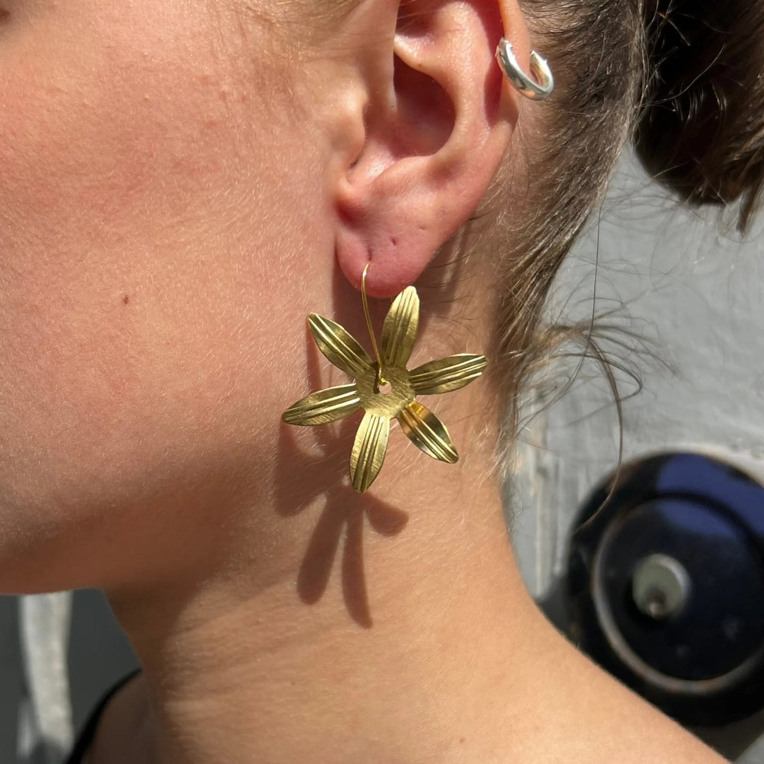 Øreringe, ørebøjle med blomst, forgyldt messing, flere varianter Beadhouse of Copenhagen