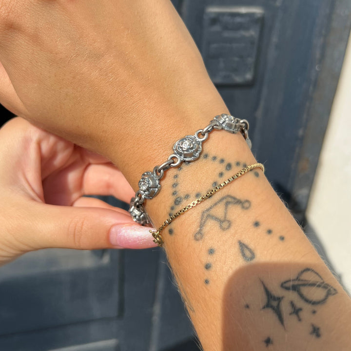 Find Armbånd med blomster-led og sten i forsølvet messing 17-19,5cm hos Beadhouse of Copenhagen i dag, med en altid hurtig levering!