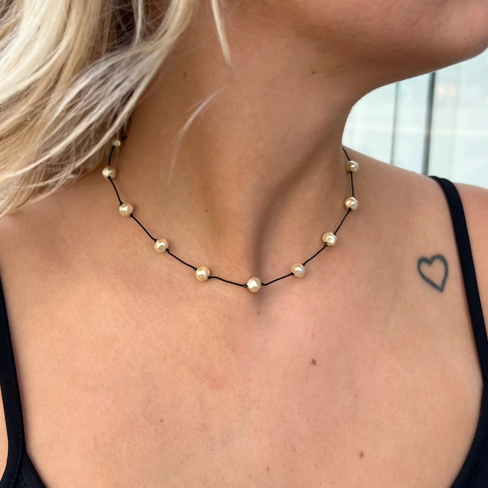 Halskæde, voksperler på nylonsnor, forsølvet messing, 40cm Beadhouse of Copenhagen