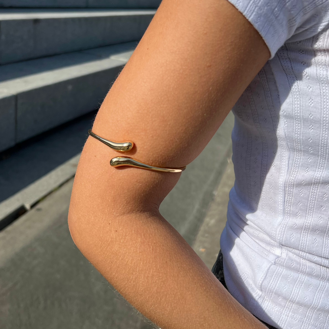 Armbånd, åben dråbe armring, forgyldt messing, 23cm, justerbar