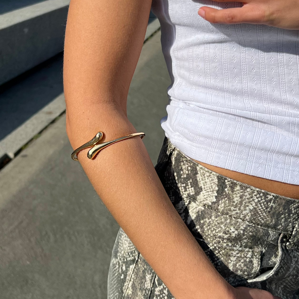 Armbånd, åben dråbe armring, forgyldt messing, 23cm, justerbar Express