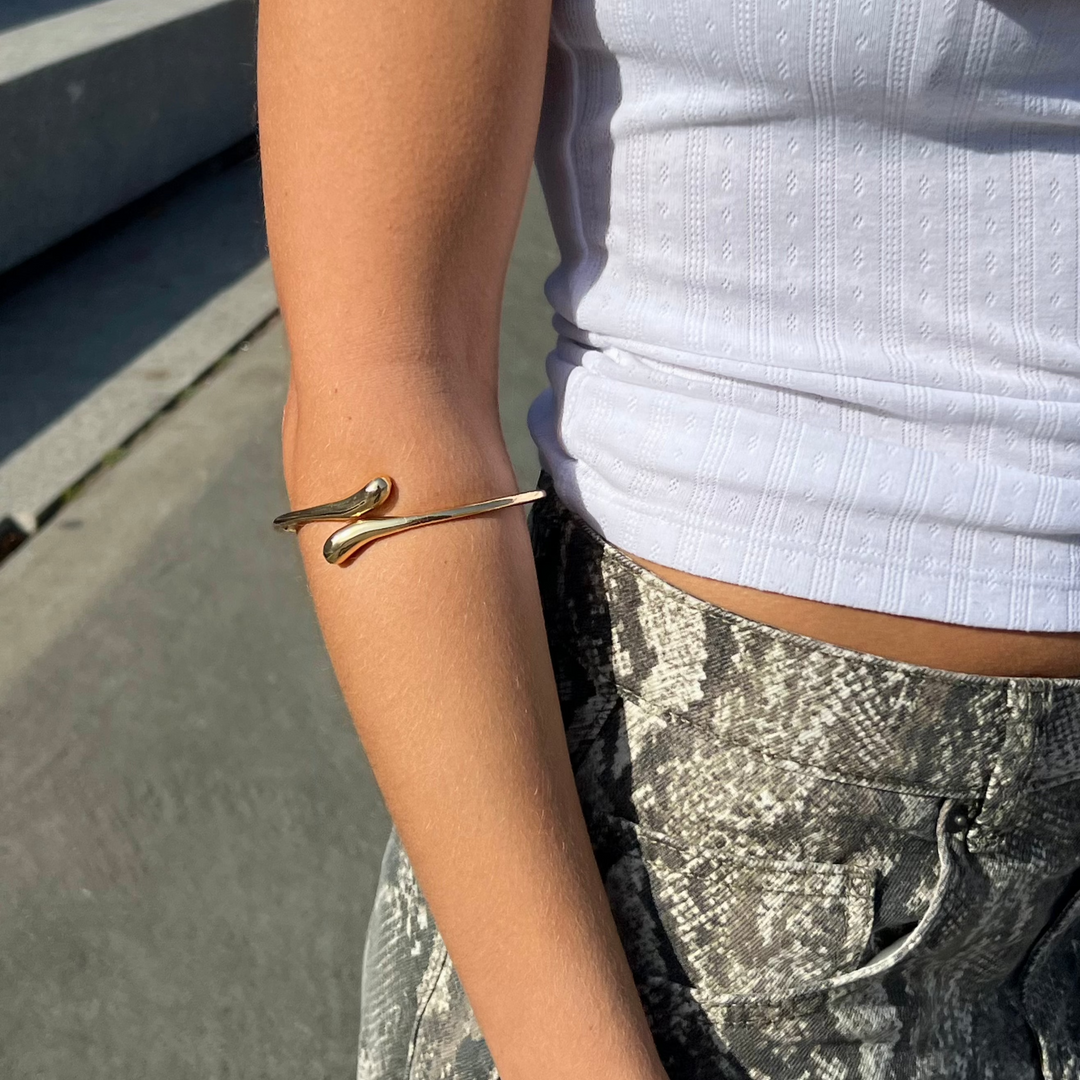 Armbånd, åben dråbe armring, forgyldt messing, 23cm, justerbar
