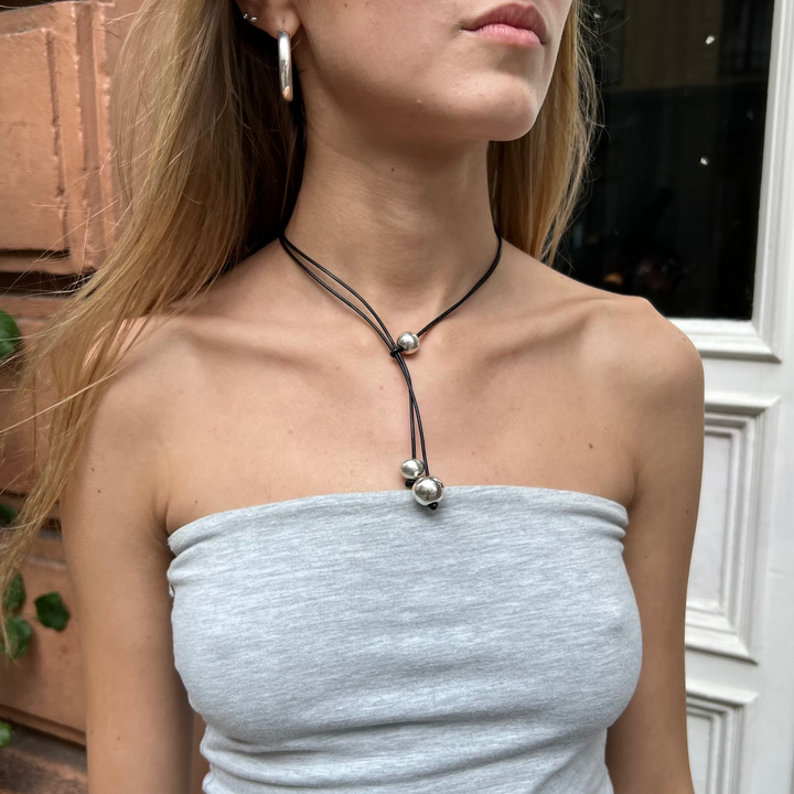 Halskæde m. sølvperler, lædersnor, justerbar BOC