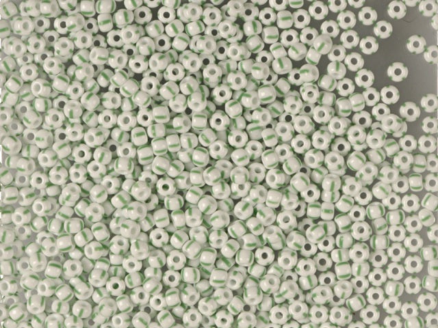 Finden Sie gestreifte Glasperlen, Preciosa, weiß/4 grüne Streifen in unserer großen Auswahl Preciosa Seed Beads bei Beadhouse von Kopenhagen heute. Denken Sie daran, dass der Versand ab 400 DKK kostenlos ist