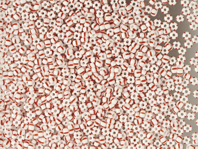 Finden Sie gestreifte Glasperlen, Preciosa, weiß/4 rote Streifen, Großeinkauf in unserer großen Auswahl Preciosa Seed Beads bei Beadhouse von Kopenhagen heute. Denken Sie daran, dass der Versand ab 400 DKK kostenlos ist
