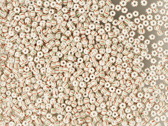 Finden Sie gestreifte Glasperlen, Preciosa, weiß/rot/grün eng gestreift, Großeinkauf in unserer großen Auswahl Preciosa Seed Beads bei Beadhouse von Kopenhagen heute. Denken Sie daran, dass der Versand ab 400 DKK kostenlos ist