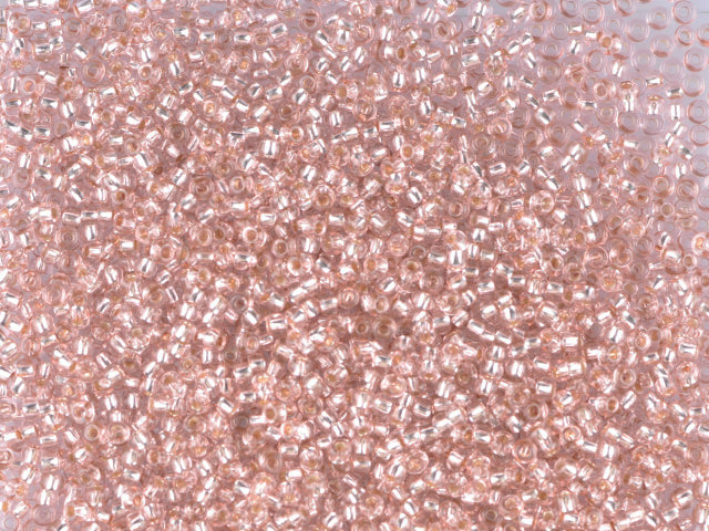 Finden Sie violette Glasperlen, Preciosa, versilbertes transparentes Hellviolett in unserer großen Auswahl Preciosa Seed Beads bei Beadhouse von Kopenhagen heute. Denken Sie daran, dass der Versand ab 400 DKK kostenlos ist