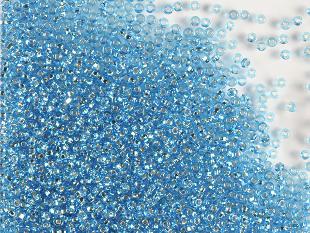 Finden Sie blaue Glasperlen, Preciosa, versilberter Aquamarin, Großeinkäufe in unserer großen Auswahl Preciosa Seed Beads bei Beadhouse von Kopenhagen heute. Denken Sie daran, dass der Versand ab 400 DKK kostenlos ist
