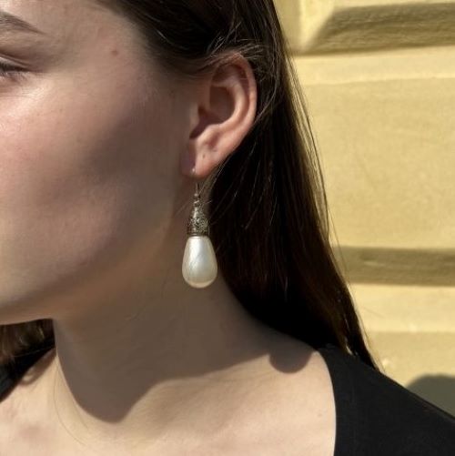 Find Øreringe, ørekrog stor hvid dråbe, forsølvet messing hos Beadhouse of Copenhagen i dag, med en altid hurtig levering!