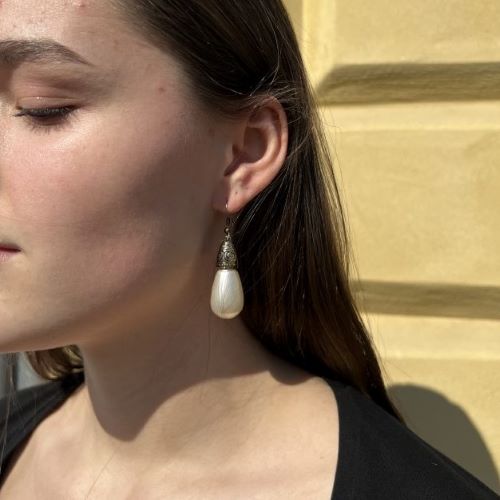 Find Øreringe, ørekrog stor hvid dråbe, forsølvet messing hos Beadhouse of Copenhagen i dag, med en altid hurtig levering!