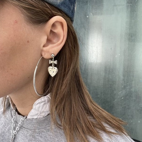 Find Øreringe, ørestikkere hjerte med sløjfe, forsølvet messing hos Beadhouse of Copenhagen i dag, med en altid hurtig levering!