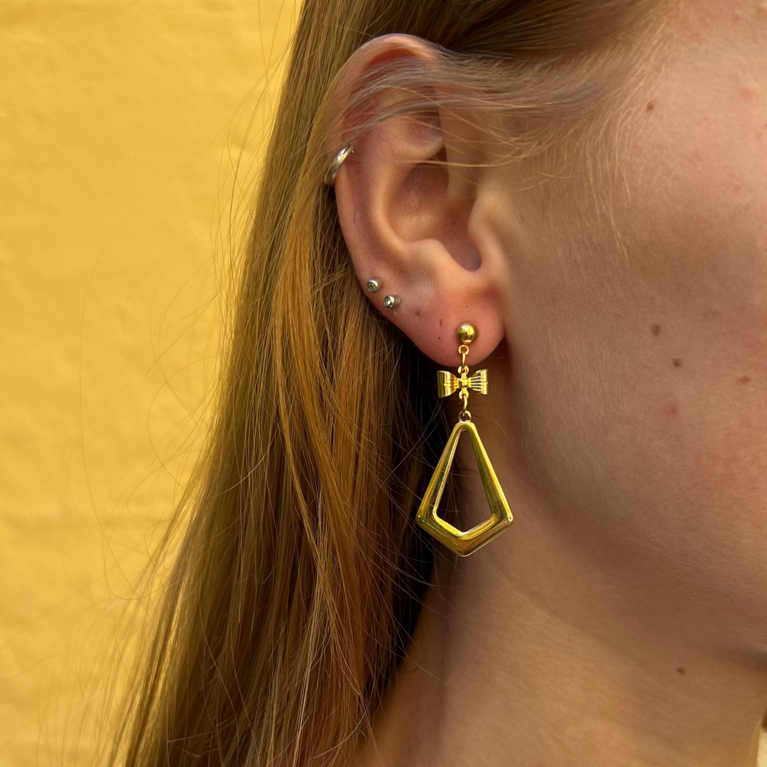 Finden Sie Ohrringe Ohrstecker Trapez mit Schleife aus versilbertem und vergoldetem Messing in unserer großen Auswahl an Ohrringen bei Beadhouse von Kopenhagen heute. Denken Sie daran, dass der Versand ab 400 DKK kostenlos ist