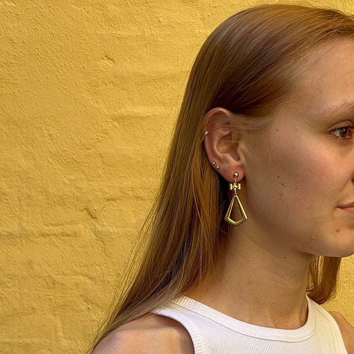 Finden Sie Ohrringe Ohrstecker Trapez mit Schleife aus versilbertem und vergoldetem Messing in unserer großen Auswahl an Ohrringen bei Beadhouse von Kopenhagen heute. Denken Sie daran, dass der Versand ab 400 DKK kostenlos ist