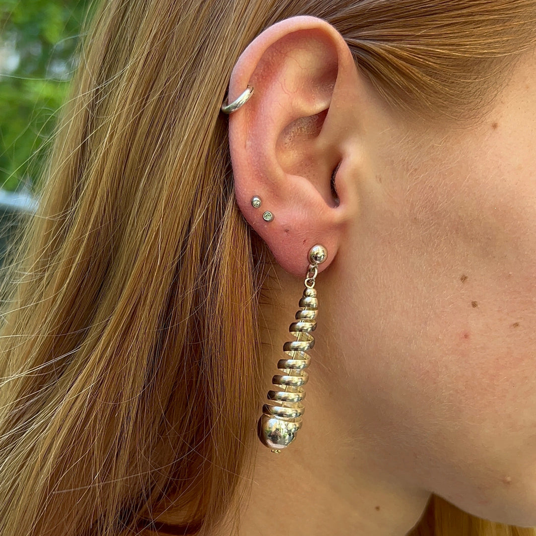 Finden Sie Ohrringe, Ohrstecker konisch spiralförmig, versilbertes und vergoldetes Messing in unserer großen Auswahl an Ohrringen bei Beadhouse von Kopenhagen heute. Denken Sie daran, dass der Versand ab 400 DKK kostenlos ist