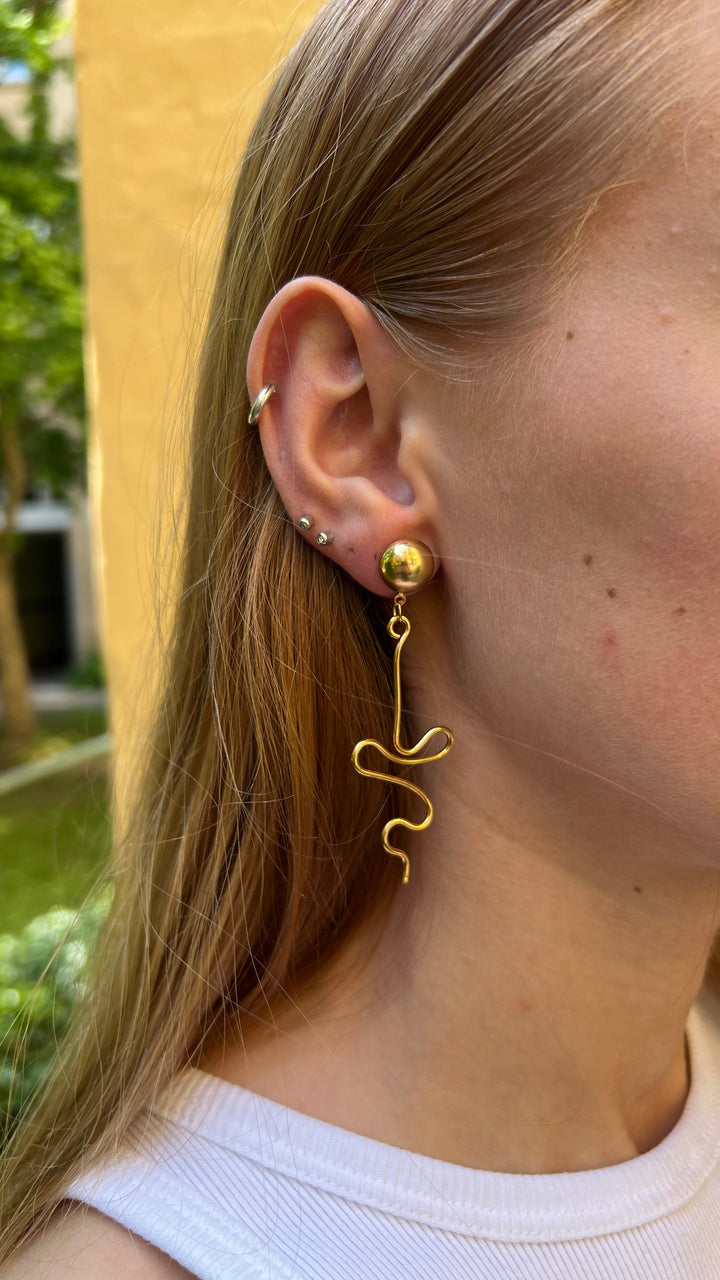 Finden Sie Ohrringe, Ohrstecker mit gebogenem Blütenstiel, versilbertes und vergoldetes Messing in unserer großen Auswahl an Ohrringen bei Beadhouse von Kopenhagen heute. Denken Sie daran, dass der Versand ab 400 DKK kostenlos ist