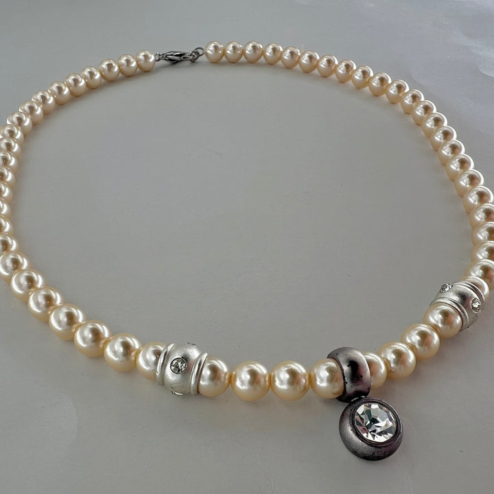Find Halskæde, beige voksperler med krystal vedhæng, forsølvet messing hos Beadhouse of Copenhagen i dag, med en altid hurtig levering!