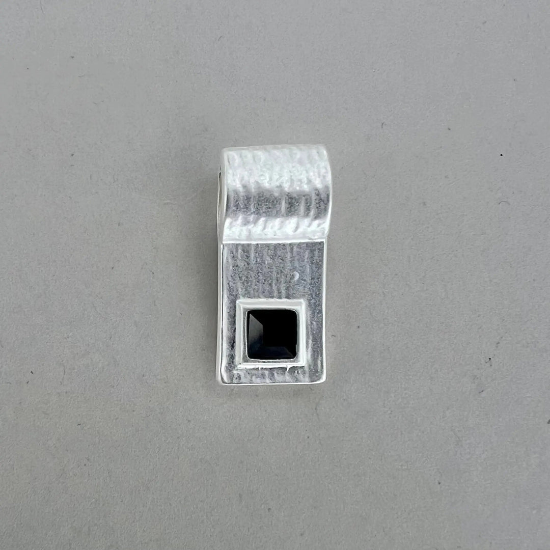 Vedhæng med sort sten i forgyldt og forsølvet messing BOC