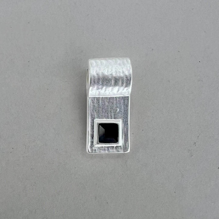 Vedhæng med sort sten i forgyldt og forsølvet messing BOC