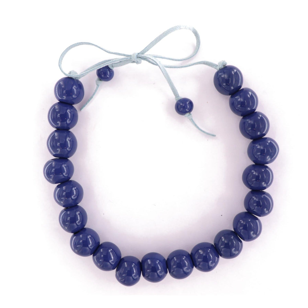 Halskæde, keramik perler på ruskindssnor, justerbar, flere varianter BOC