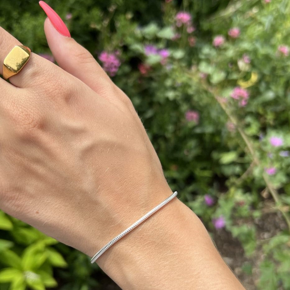 Find Armbånd, snake kæde, sterlingsølv, 2,2 mm bredt hos Beadhouse of Copenhagen i dag, med en altid hurtig levering!