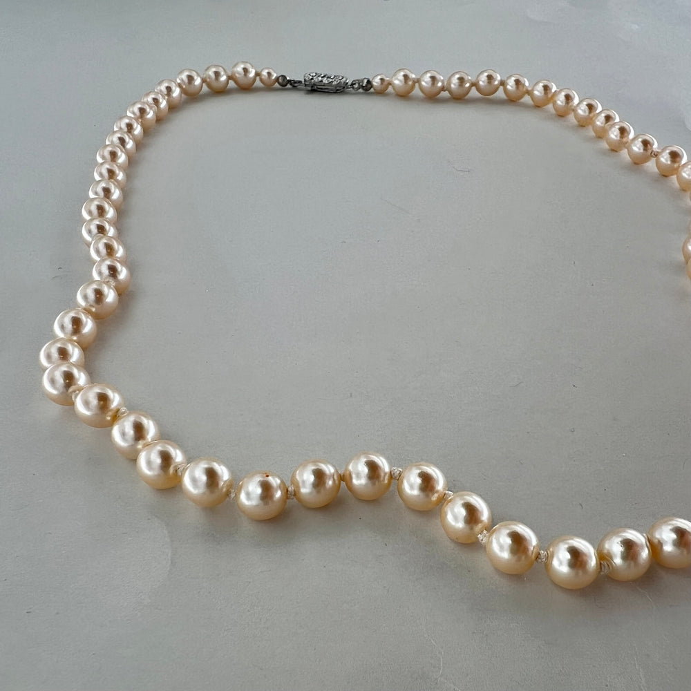 Find Halskæde, beige voksperler, forsølvet messing hos Beadhouse of Copenhagen i dag, med en altid hurtig levering!