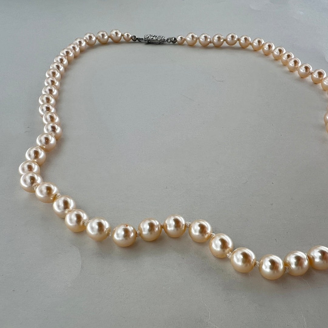 Find Halskæde, beige voksperler, forsølvet messing hos Beadhouse of Copenhagen i dag, med en altid hurtig levering!