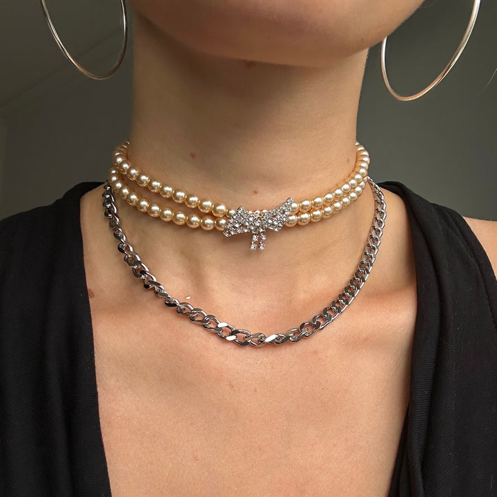 Find Halskæde, choker med beige voksperler og sløjfe vedhæng, forsølvet messing hos Beadhouse of Copenhagen i dag, med en altid hurtig levering!