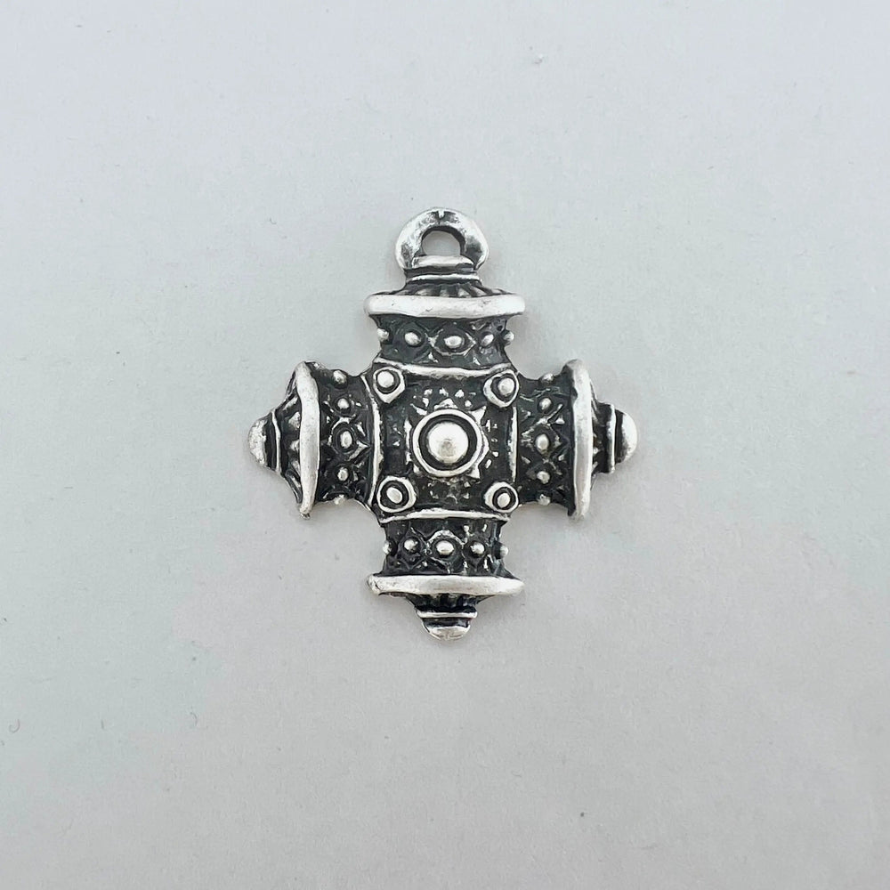 Vedhæng, kryds kors, forsølvet og oxideret messing, 31 x 18 mm Beadhouse of Copenhagen