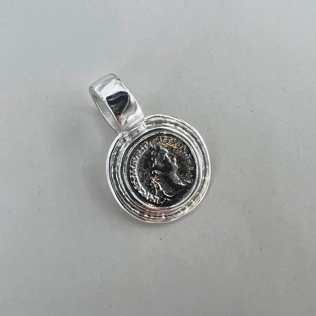 Vedhæng, mønt, forsølvet messing. 31 x 25 mm Beadhouse of Copenhagen