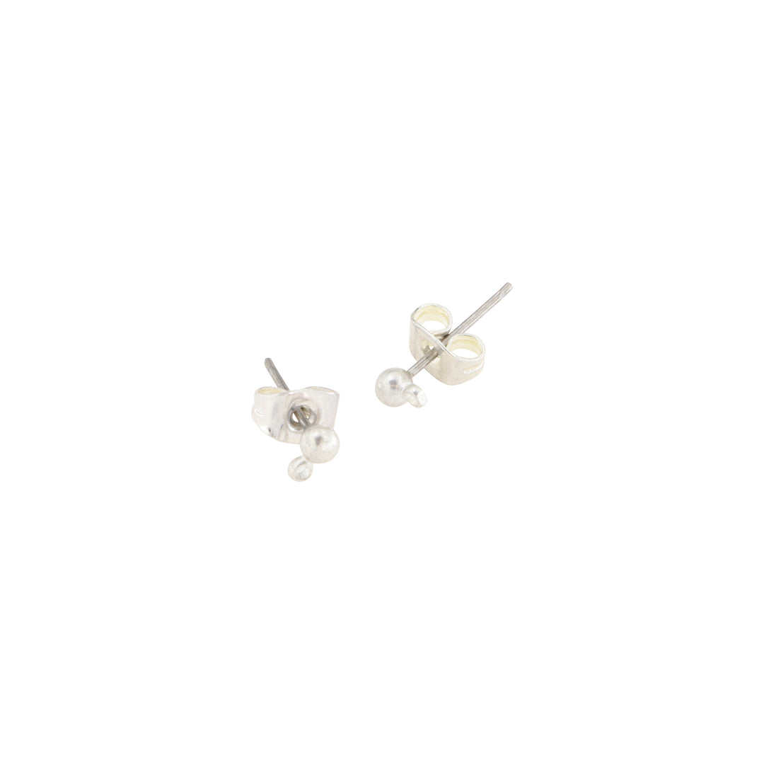 Find Ørestikker i forsølvet messing med øsken, 3 mm. 4-10 par hos Beadhouse of Copenhagen i dag, med en altid hurtig levering!