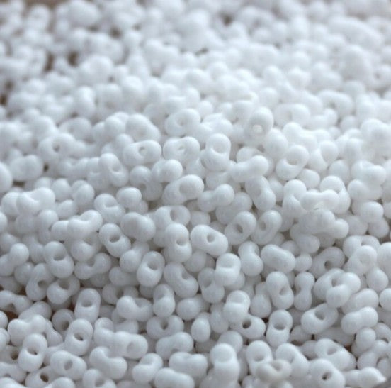 Finden Sie weiße Glasperlen, Preciosa Farfalle, natürliches undurchsichtiges Kreideweiß in unserer großen Auswahl Preciosa Seed Beads bei Beadhouse von Kopenhagen heute. Denken Sie daran, dass der Versand ab 400 DKK kostenlos ist