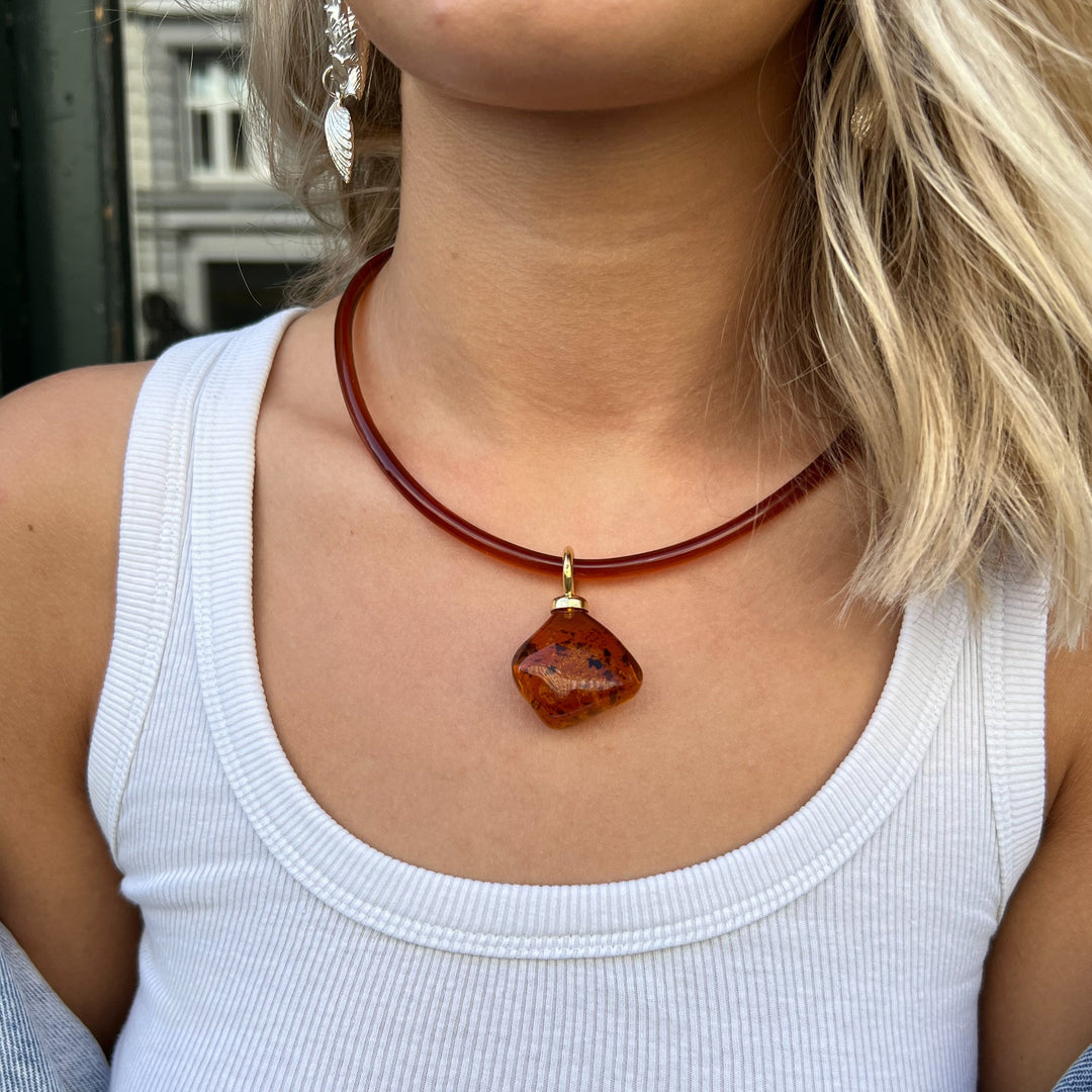 Find Halskæde, rav imitation vedhæng m. gummi snor, 46cm hos Beadhouse of Copenhagen i dag, med en altid hurtig levering!