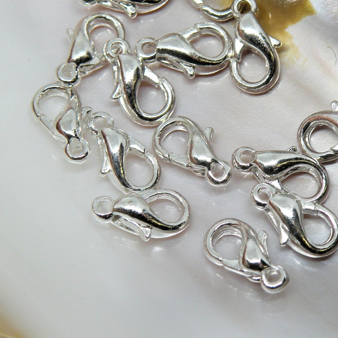 Find Karabin lås, zamak forsølvet, 6x11mm hos Beadhouse of Copenhagen i dag, med en altid hurtig levering!