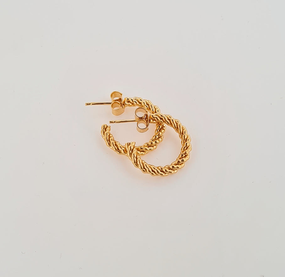 Find Øreringe, snoede hoops, forgyldt sterlingsølv, 18 x 3 mm hos Beadhouse of Copenhagen i dag, med en altid hurtig levering!