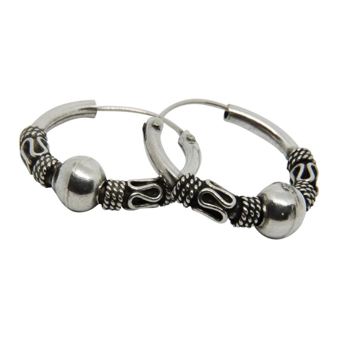 Find Øreringe, hoops med kugle, viklinger og bølger, sterlingsølv, 22 x 2 mm hos Beadhouse of Copenhagen i dag, med en altid hurtig levering!