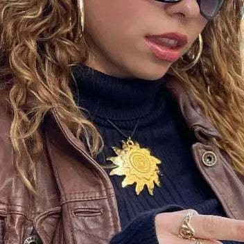 Vedhæng, stor sol, forgyldt og forsølvet messing uden snor Tax